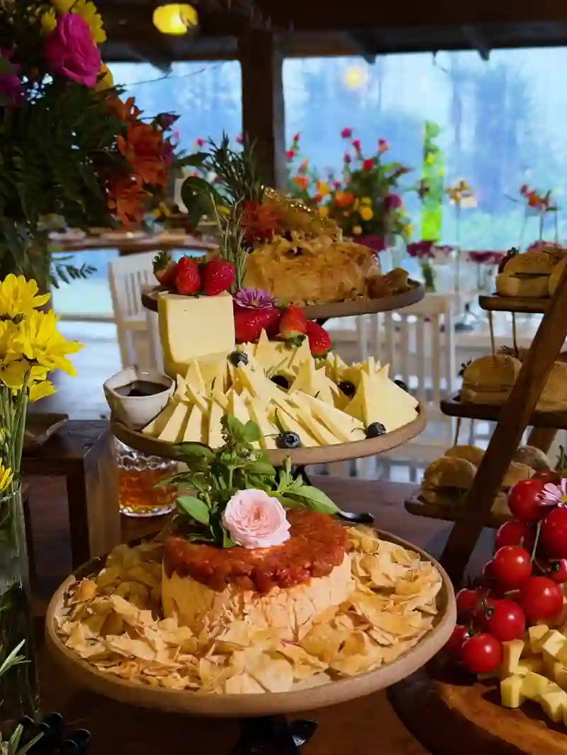 Mesa de queijos servida em evento